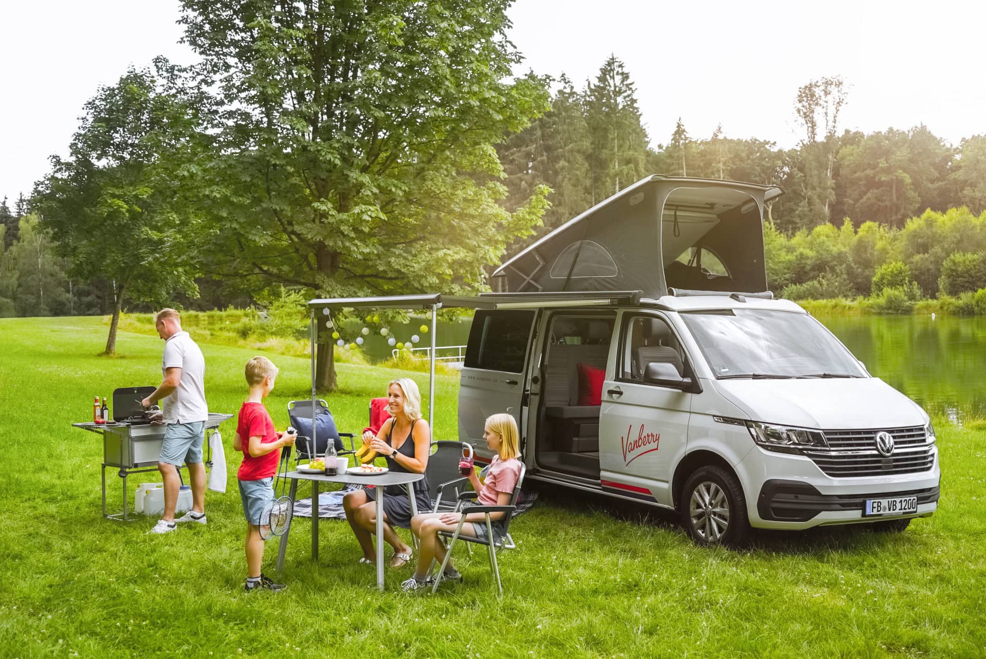 Familie beim Camping